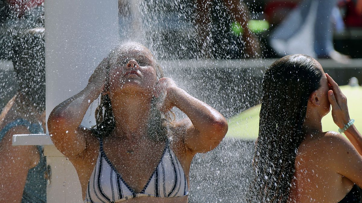 2018年夏天,熱浪侵襲歐洲,法國民眾泡水降溫(AP) 2018年夏天,熱浪侵襲歐洲,法國民眾泡水降溫(AP)