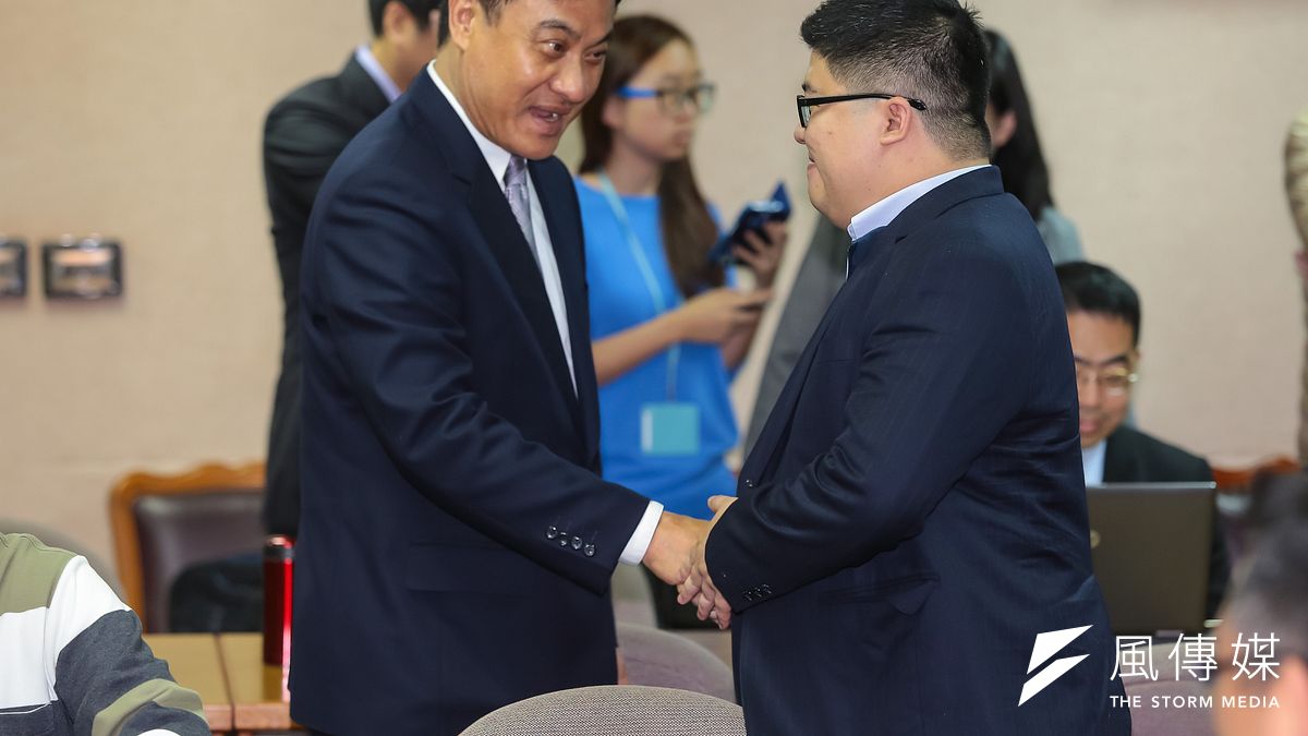 司委會召委蔡易餘(右)說,優先法案分三大方向:年改、拚經濟法案與稅改。(顏麟宇攝) 司委會召委蔡易餘(右)說,優先法案分三大方向:年改、拚經濟法案與稅改。(顏麟宇攝)