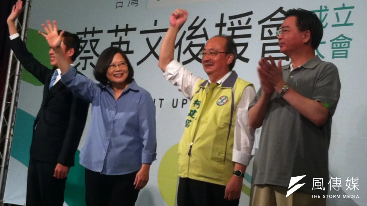 民進黨總統參選人蔡英文(左二),在新竹市「百工百業後援會成立大會」時,強力替民進黨立院黨團總召集人柯建銘(右二)背書。(顏振凱攝)
