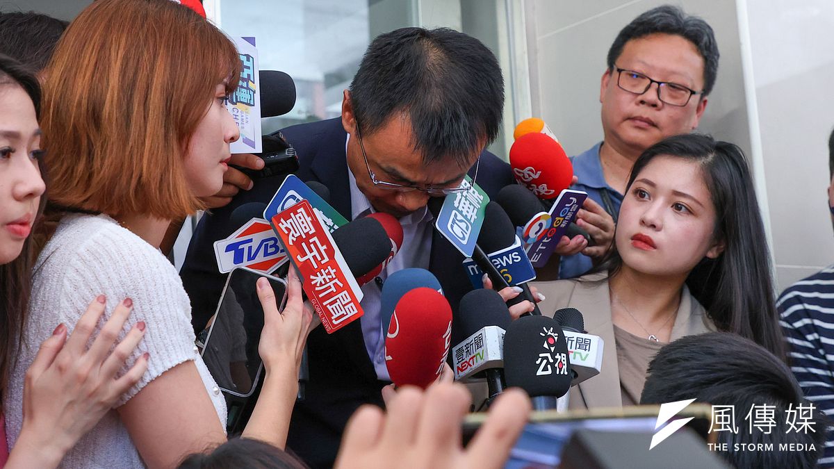 農業部長陳吉仲19日出席民進黨團行政立法協調會報,於會後針對進口蛋爭議鞠躬致歉。(顏麟宇攝) 農業部長陳吉仲19日出席民進黨團行政立法協調會報,於會後針對進口蛋爭議鞠躬致歉。(顏麟宇攝)