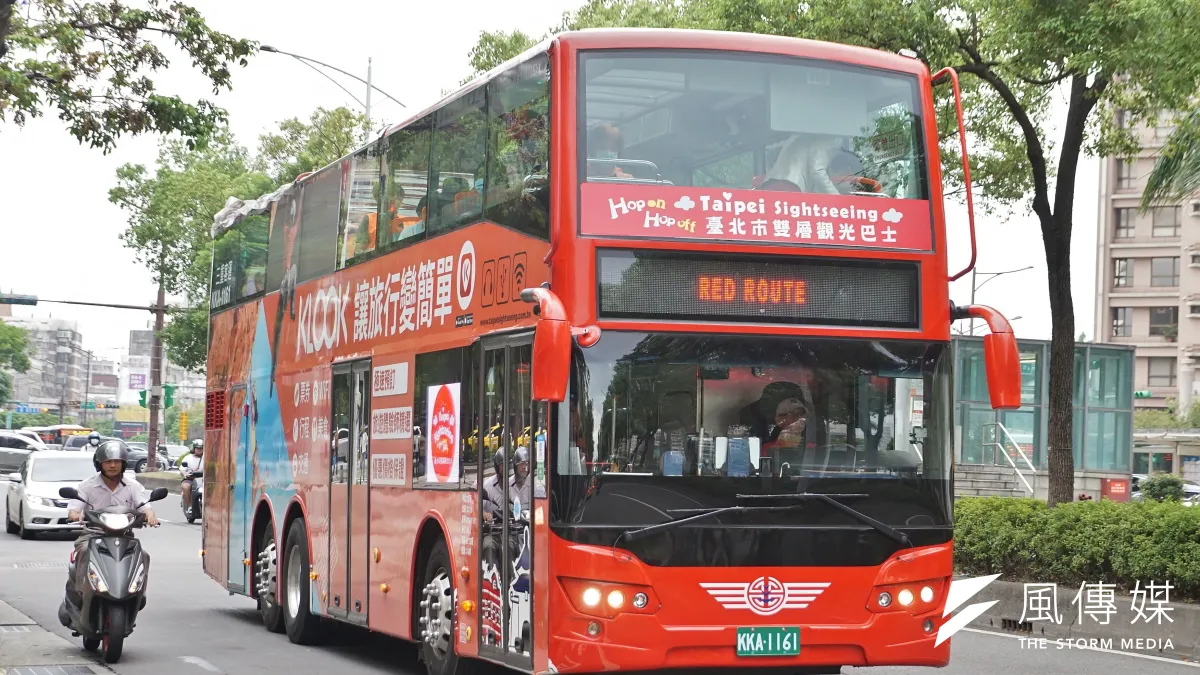 國際旅客較常造訪的台北市,無論景點或旅宿業者都在疫情影響下受傷慘重。圖為台北市觀光雙層巴士。(資料照,盧逸峰攝)