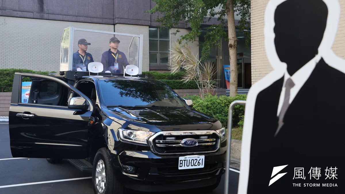 國安局今(9)日舉行「安維八號」成軍典禮,國安局展示了新購防彈掃街車與警備車、新式槍響偵測器、美造巴雷特MRAD狙擊槍、NVLS熱顯像儀等設備。(柯承惠攝)