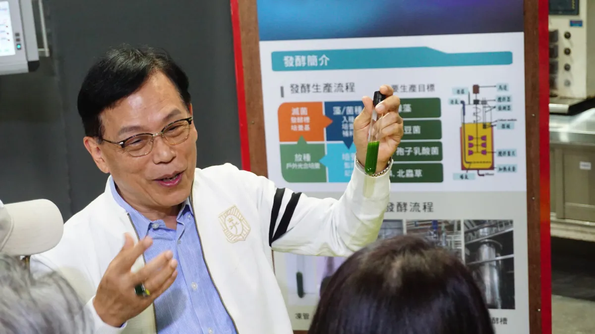 台灣「微藻之父」稱號的闕鴻達。(圖/闕鴻達提供)