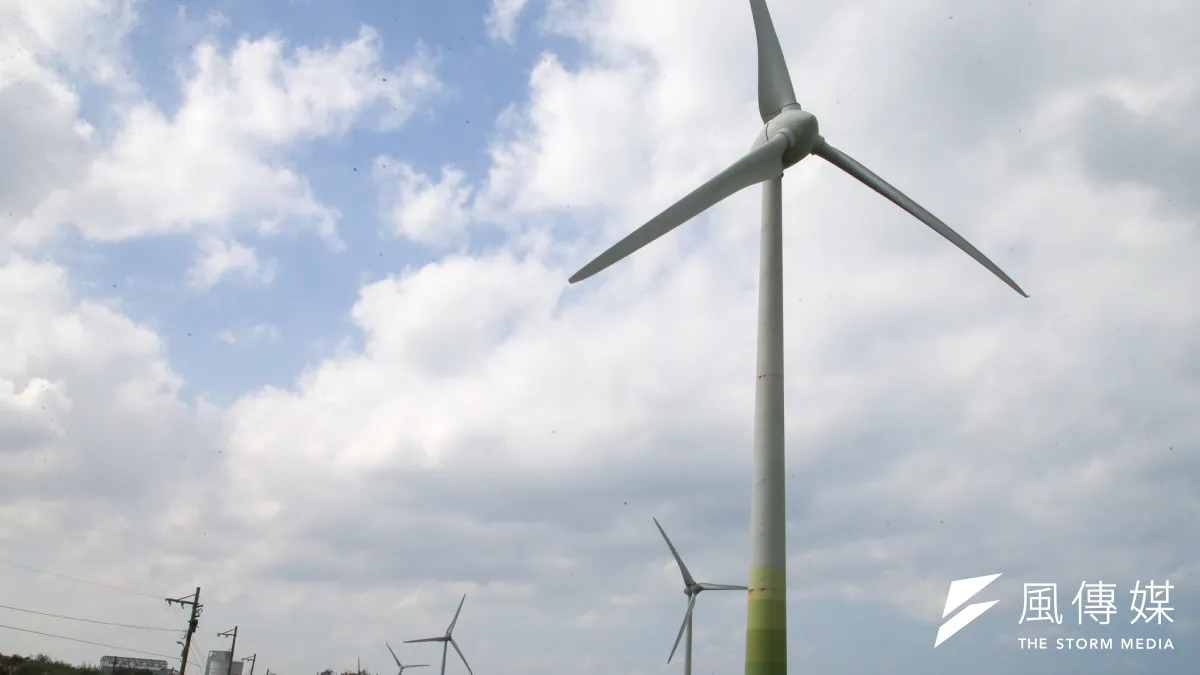 作者認為,能源局在遴選時採用2018年離岸風電每度電躉購費率5.8元,不過僅適用於今年底完成簽約的開發商,明年後簽約的開發商,只得適用明年後的躉購費率。。(資料照,陳明仁攝)