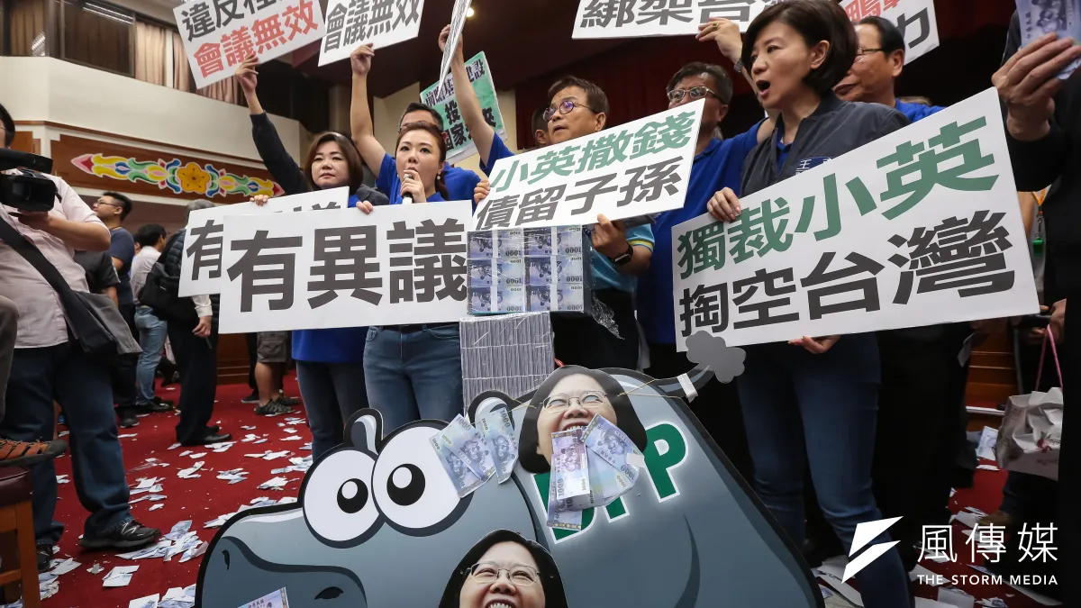 作者聽聞政府在幾個月之內就決定將要投入4000億給那些先前未經過可行性研的捷運路線時,十分反對,希望政府可以將前瞻計畫暫緩,給時間讓政府及社會大眾可以檢驗前瞻,也讓社會大眾可以檢驗前瞻。圖為國民黨立院黨團杯葛《前瞻基礎建設特別條例草案》。(資料照,顏麟宇攝)