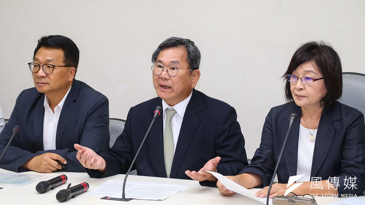 民進黨立委陳明文(中)28日出席民進黨全代會前頻被問及300萬元事件。(資料照,顏麟宇攝) 民進黨立委陳明文(中)28日出席民進黨全代會前頻被問及300萬元事件。(資料照,顏麟宇攝)