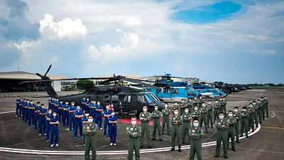 空軍司令部8日上午發布圖文介紹「慈航天使」空軍救護隊,圖中更披露該隊現役直升機型,一字排開,氣勢驚人。機型左起依序是UH-60M、EC-225、S-70C-6、UH-60M。(取自中華民國空軍臉書 )