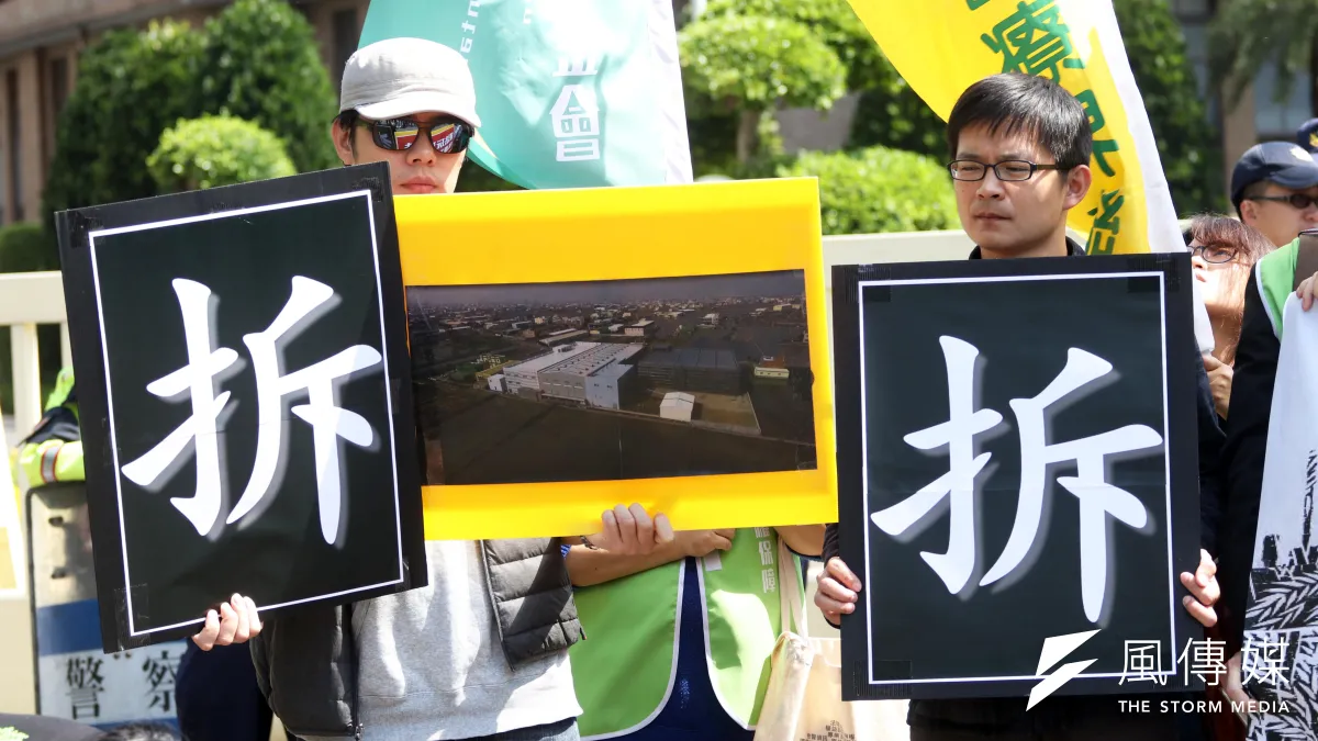 經濟部要讓農地違建工廠合法化;圖為3月時環團前往行政院抗議農地違建工廠。(資料照片,蘇仲泓攝)