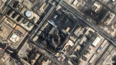 2026年3月2日,沙烏地阿拉伯拉斯坦努拉煉油廠遭無人機攻擊後起火,消防人員正在控制火勢與處理受損情況。(Vantor衛星影像/美聯社)