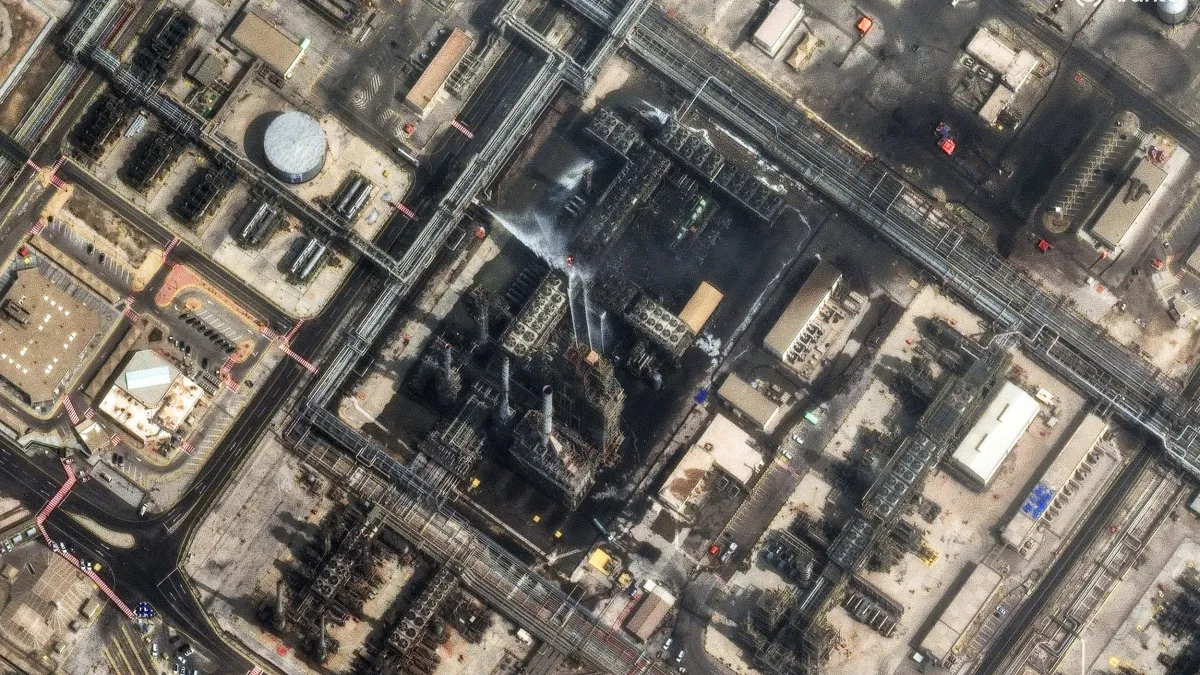 2026年3月2日,沙烏地阿拉伯拉斯坦努拉煉油廠遭無人機攻擊後起火,消防人員正在控制火勢與處理受損情況。(Vantor衛星影像/美聯社)