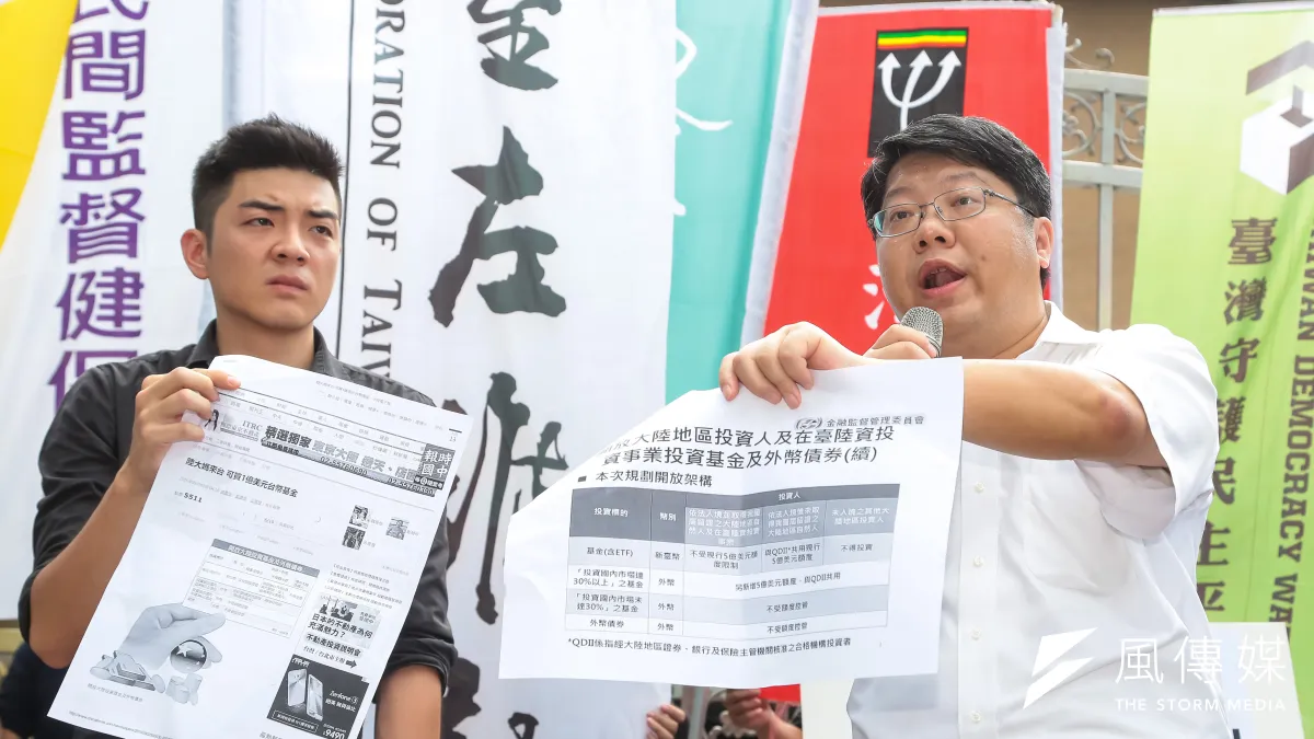 318學運後成軍、原名「反黑箱服貿民主陣線」的公民團體聯盟「經濟民主連合」,其召集人賴中強律師(右)、發言人吳濬彥表示,中華民國憲法裡並沒有主張「台灣」是一個獨立的國家,憲法還認定兩岸是「一個中國」。(資料照片,顏麟宇攝)