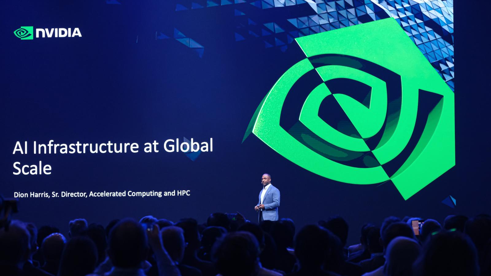 AI工廠部署從半年縮至最快14天!鴻海首展NVIDIA DSX POD模組化貨櫃
