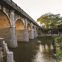 新竹県関西鎮の「東安古橋」は地元を代表する観光名所であり、関西の歴史と発展を物語っている。(写真/新竹県政府提供) 新竹県関西鎮の「東安古橋」は地元を代表する観光名所であり、関西の歴史と発展を物語っている。(写真/新竹県政府提供)