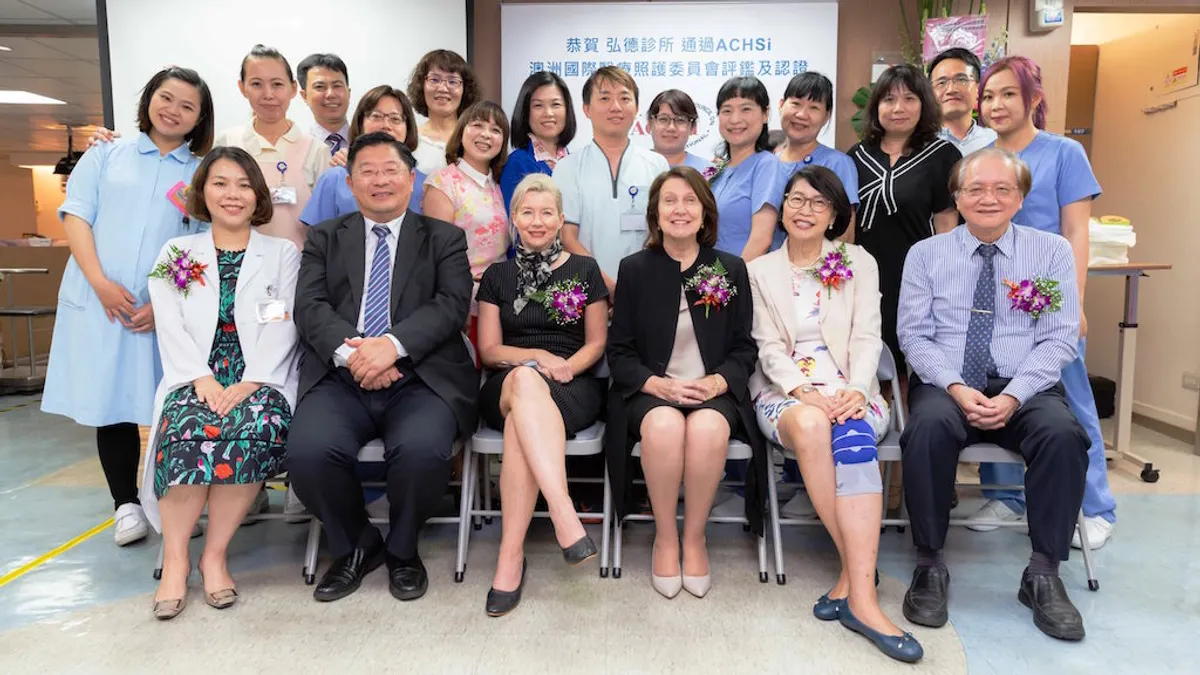 北投地區首家血液透析中心日前榮獲澳洲國際醫療照護標準委員會認證,藉由導入國際醫療照護標準,將管理品質標準化。(圖/弘德診所提供) 北投地區首家血液透析中心日前榮獲澳洲國際醫療照護標準委員會認證,藉由導入國際醫療照護標準,將管理品質標準化。(圖/弘德診所提供)