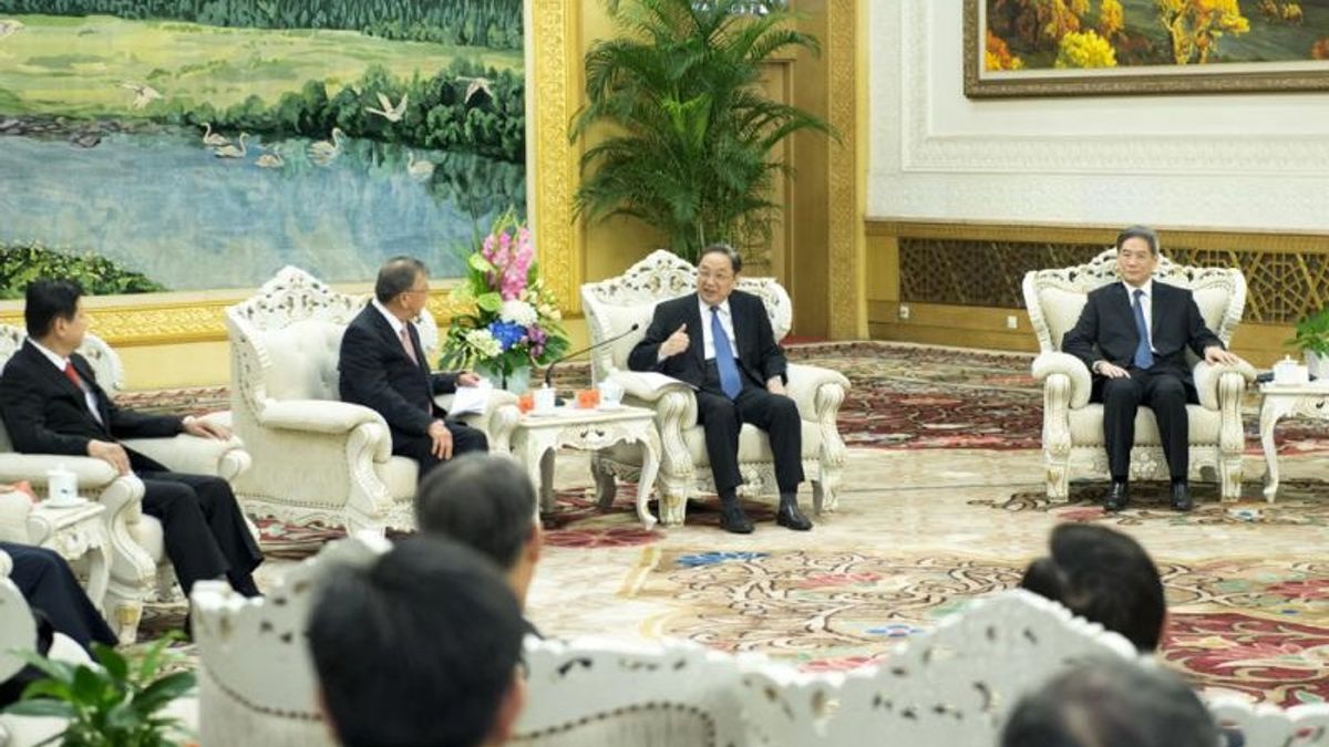 中共中央政治局常委、全國政協主席俞正聲(右二)18日在北京人民大會堂會見台灣縣市長參訪團。(新華社) 中共中央政治局常委、全國政協主席俞正聲(右二)18日在北京人民大會堂會見台灣縣市長參訪團。(新華社)