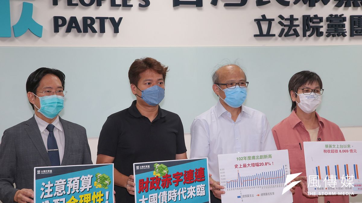 民眾黨立委張其祿(左起)、邱臣遠、政大財政學系陳國樑、立委蔡壁如29日召開「歲出創新高,政府債務越還越多」記者會。(顏麟宇攝) 民眾黨立委張其祿(左起)、邱臣遠、政大財政學系陳國樑、立委蔡壁如29日召開「歲出創新高,政府債務越還越多」記者會。(顏麟宇攝)