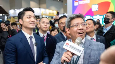 台北市蔣萬安市長參觀中保科技攤位,董事長林建涵親自接待參觀雲端AI無人機在防災上的應用。(圖/中保科技集團)