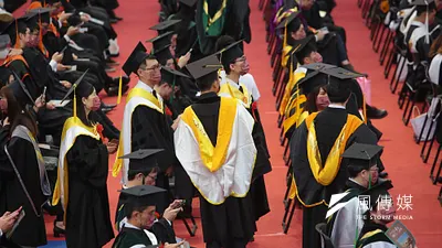 學位論文是否應該即時公開發表,其實有利弊互見。圖為台大畢業典禮(資料照,顏麟宇攝)