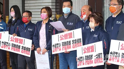 國民黨總召費鴻泰與黨團立委28日召開「立場不公,評鑑偏頗,混淆視聽,公督盟列為待觀察名單」記者會。(顏麟宇攝)