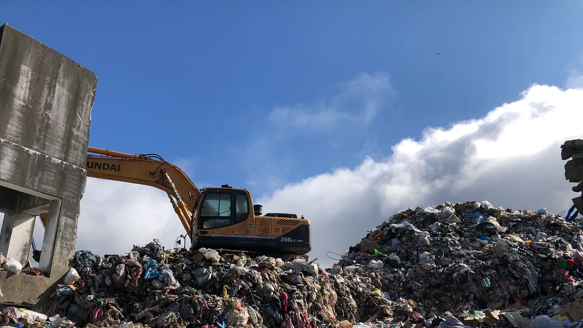 台中市梨山地區福壽山垃圾轉運站因豪雨導致中橫便道中斷,累積大量垃圾,台中市府目前已加速清運工作 ,預計於年底完成。(中市府提供)