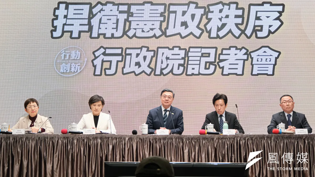 行政院15日召開「捍衛憲政秩序 行政院記者會」,圖為行政院長卓榮泰(中)。(劉偉宏攝)