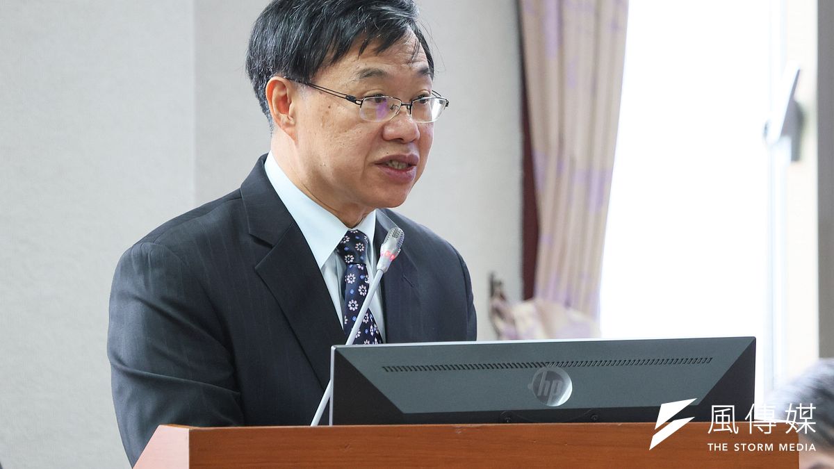 法務部次長徐錫祥(見圖)27日於立法院司法法制委員會答詢時坦言,若照國民黨立委羅智強提出的其他國家法規,台灣對官員虛偽陳述的刑罰確實最輕。(顏麟宇攝) 法務部次長徐錫祥(見圖)27日於立法院司法法制委員會答詢時坦言,若照國民黨立委羅智強提出的其他國家法規,台灣對官員虛偽陳述的刑罰確實最輕。(顏麟宇攝)