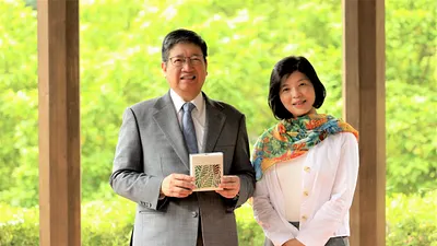 新竹縣長楊文科讚許文化局長李安妤獲得行政院兩項殊榮是實至名歸。(圖/新竹縣政府提供)