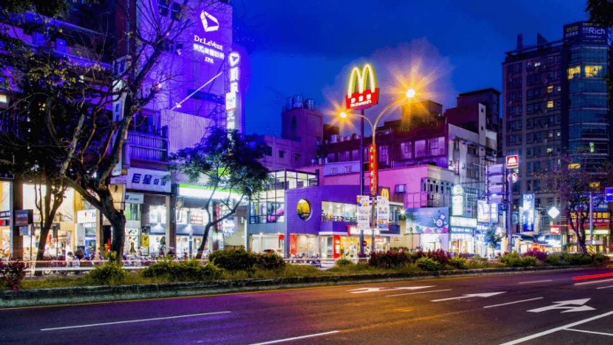 「台北國際村」鄰近A8 商圈,生活機能便利。(圖/台北國際村提供) 「台北國際村」鄰近A8 商圈,生活機能便利。(圖/台北國際村提供)