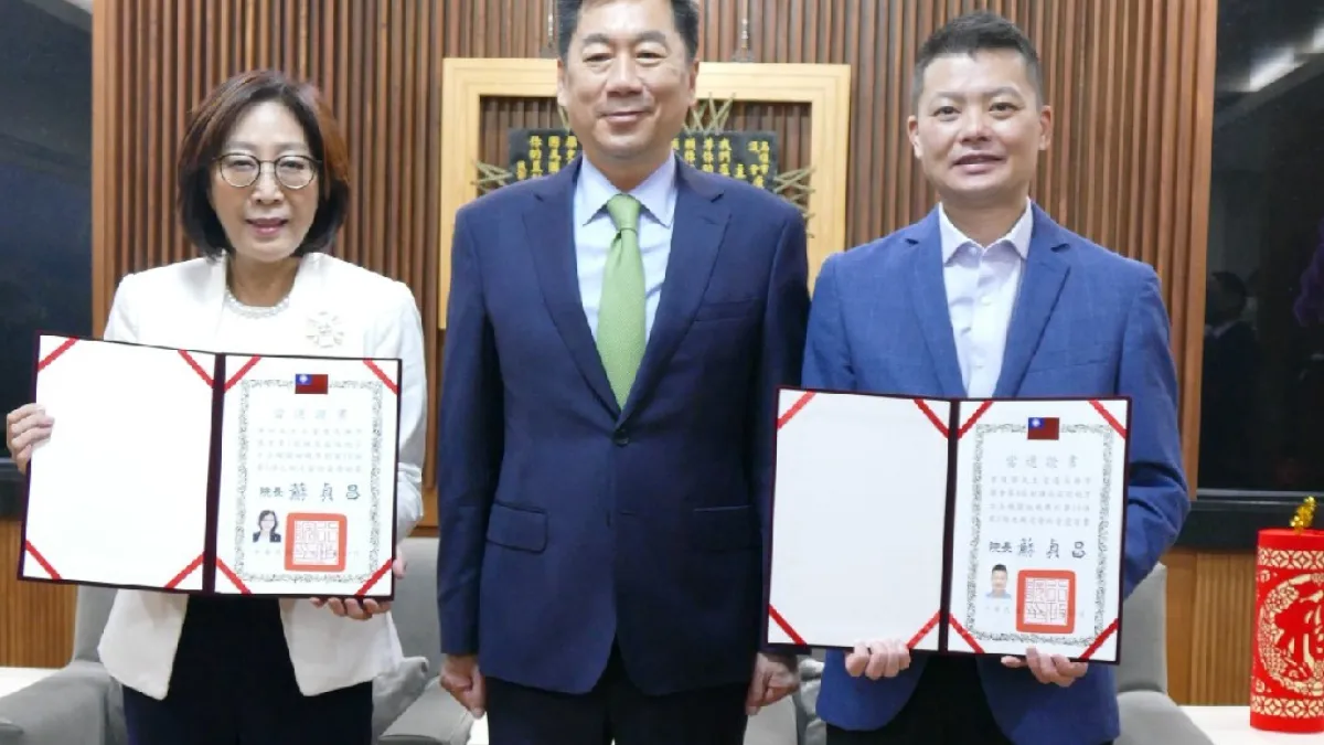 內政部次長陳宗彥(中)南下高雄頒發議長康裕成及副議長曾俊傑當選證書。(圖/高市議會提供)