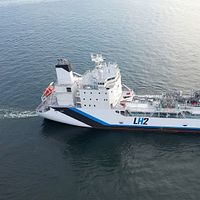 川崎重工業は2022年、世界初の液化水素運搬船「すいそ ふろんてぃあ」を用い、オーストラリアから日本へ液化水素を海上輸送した。これにより、マイナス253度に冷却・圧縮された水素の長距離海上輸送が可能であることが実証された。(資料写真/hydrogenenergysupplychain.comより) 川崎重工業は2022年、世界初の液化水素運搬船「すいそ ふろんてぃあ」を用い、オーストラリアから日本へ液化水素を海上輸送した。これにより、マイナス253度に冷却・圧縮された水素の長距離海上輸送が可能であることが実証された。(資料写真/hydrogenenergysupplychain.comより)