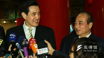 前總統馬英九(左)和前立法院長王金平(右)因九月政爭傷和氣。沒想到6年後,王金平國會辦公室前,竟貼出馬英九的春聯,似乎主動釋出善意。圖為兩人昔日出席國民黨高層團結宴。(資料照,顏麟宇攝)