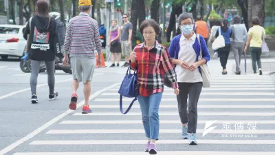 環保署今(17)日表示,由於中國大陸霾害持續累積,內蒙古出現沙塵現象。因此,預計直到19日中午,台灣各地空氣品質將多為橘色提醒等級。(資料照,甘岱民攝)