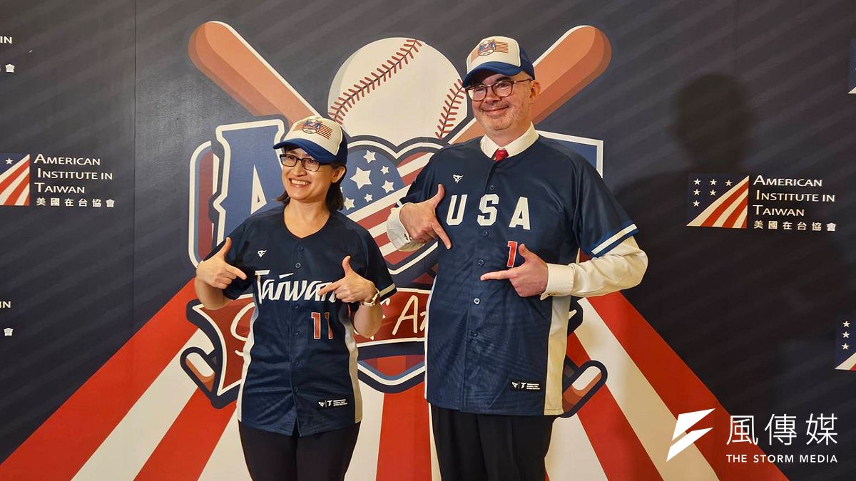 美國在台協會(AIT)舉行以棒球為主題的國慶酒會,圖為副總統蕭美琴(左)、AIT處長谷立言合影。(資料照,王秋燕攝) 美國在台協會(AIT)舉行以棒球為主題的國慶酒會,圖為副總統蕭美琴(左)、AIT處長谷立言合影。(資料照,王秋燕攝)