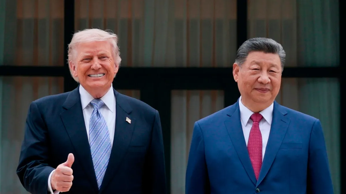 2026年5月15日,中國北京,美國總統川普與中國國家主席習近平在中南海花園參訪期間合影。(美聯社)