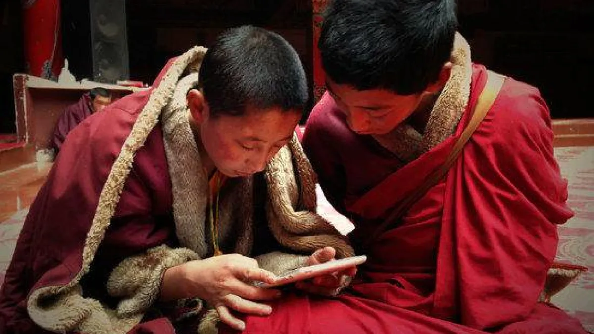 西藏年幼僧侶正在學習。(取自推特)