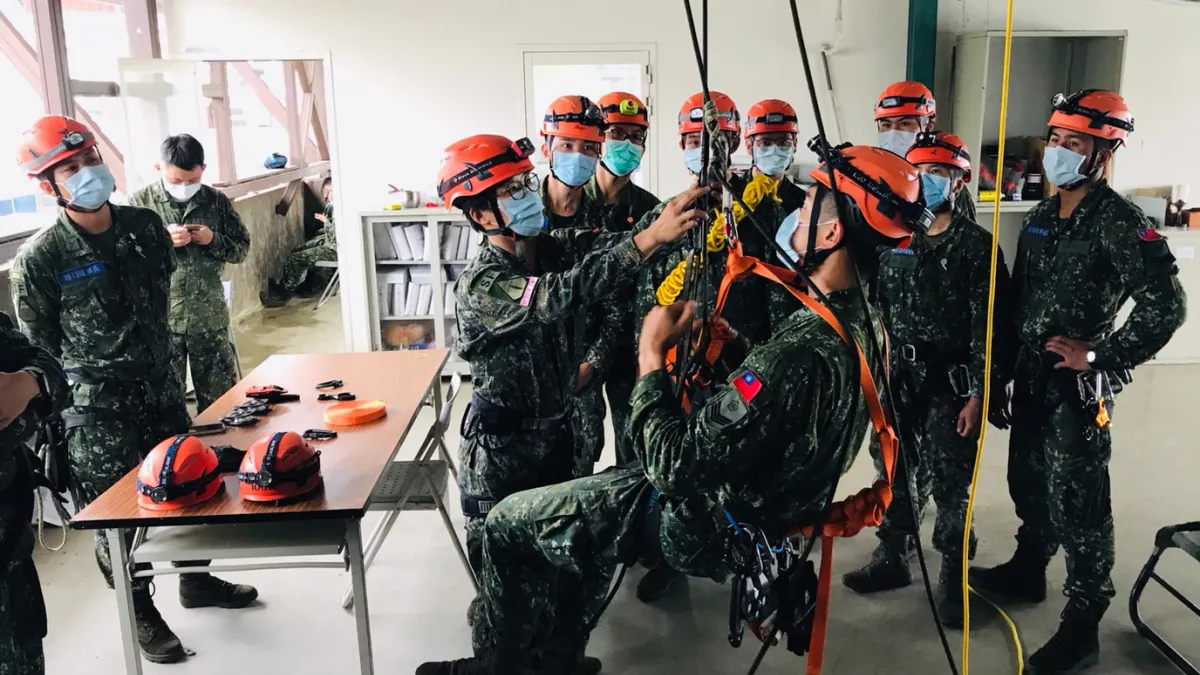 因應疫情,陸軍特戰部隊挺進「淹水潛勢區域」及「土石流警戒區域」進行部署。(陸軍航特部提供)