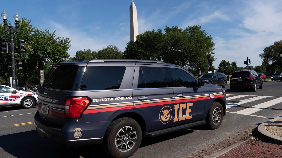 美國移民局官員繼續執行川普政府指令,取締非法移民。(資料照,美聯社) 美國移民局官員繼續執行川普政府指令,取締非法移民。(資料照,美聯社)