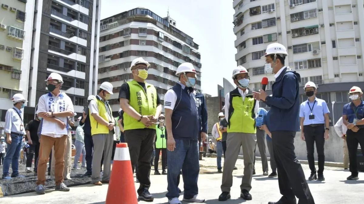 副市長林欽榮視察府北公園施工情形,並提醒養工處、都發局須兼顧施工品質及效率。(圖/高市工務局提供)