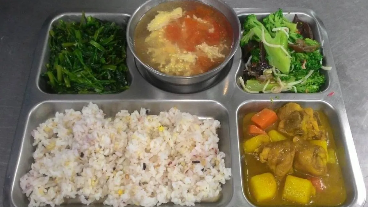 營養午餐是每個人在求學階段一定會有的共同經驗,其中的菜色也成為共同的青春回憶。(示意圖/取自暖西國小營養午餐網站)
