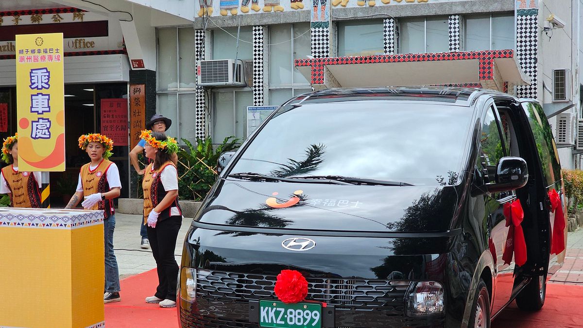 屏東獅子鄉幸福巴士再添一輛。(圖/屏東縣政府文化處提供) 屏東獅子鄉幸福巴士再添一輛。(圖/屏東縣政府文化處提供)