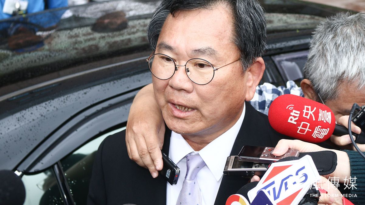 針對民近黨中央日前提前拋出總統初選日程草案一事,民進黨立委陳明文1日出席民進黨中常會時在會中砲轟祕書長羅文嘉,「這是陷小英(總統蔡英文)於不義。」(蔡親傑攝) 針對民近黨中央日前提前拋出總統初選日程草案一事,民進黨立委陳明文1日出席民進黨中常會時在會中砲轟祕書長羅文嘉,「這是陷小英(總統蔡英文)於不義。」(蔡親傑攝)