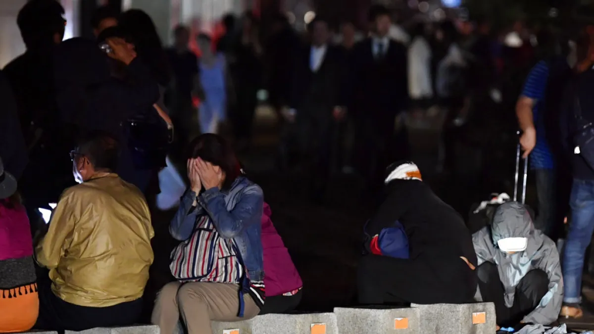 9月6日凌晨北海道(台灣時間2時08分)發生芮氏規模6.7的強烈地震,震央在札幌東南方112公里處,強震後札幌民眾在街頭聚集。(美聯社)