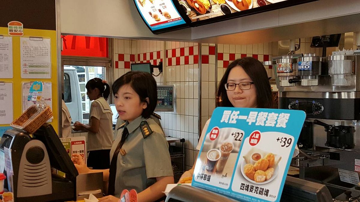 網路流傳麥當勞新營某分店舉行「制服趴」活動,女員工身著陸軍軍服賣漢堡。(取自網路) 網路流傳麥當勞新營某分店舉行「制服趴」活動,女員工身著陸軍軍服賣漢堡。(取自網路)