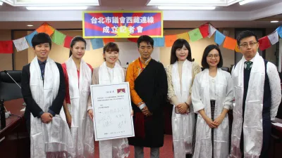 台北市議會西藏連線成立,有14位跨黨派議員加入,由時代力量林穎孟(左三)擔任召集人。(台北市議會時代力量黨團提供)