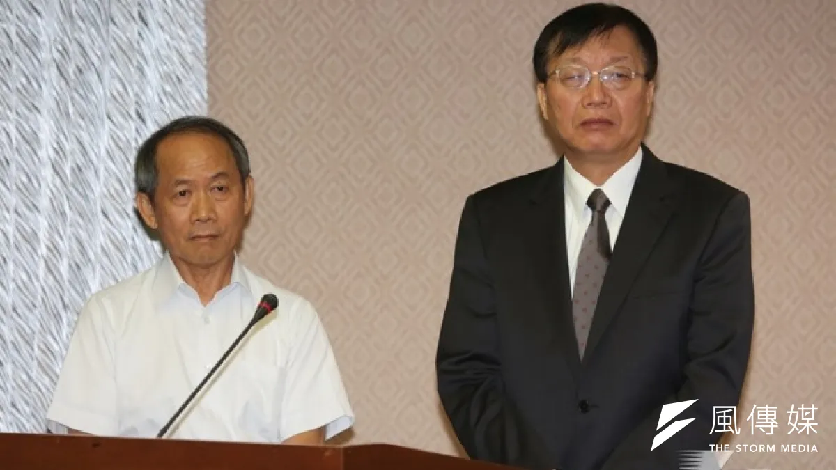 立法院內政委員會30日初審在野黨團提案修正選罷法,助柯文哲解套。內政部長陳威仁(右)與中選會副主委劉義周(左)也到場。(余志偉攝)