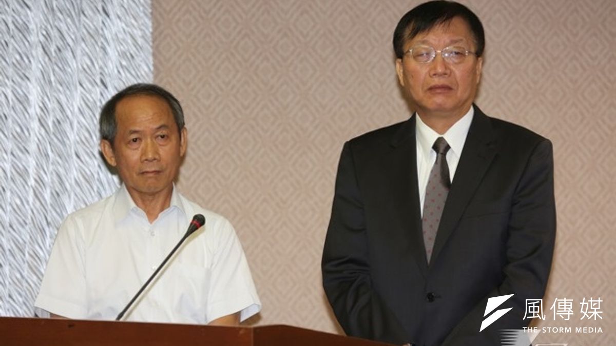 立法院內政委員會30日初審在野黨團提案修正選罷法,助柯文哲解套。內政部長陳威仁(右)與中選會副主委劉義周(左)也到場。(余志偉攝) 立法院內政委員會30日初審在野黨團提案修正選罷法,助柯文哲解套。內政部長陳威仁(右)與中選會副主委劉義周(左)也到場。(余志偉攝)