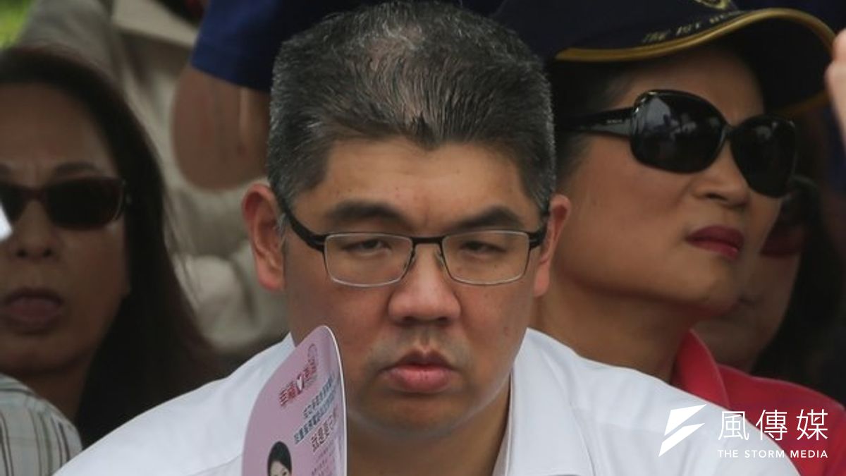 國民黨台北市長參選人連勝文單挑柯文哲,痛批他沒有能耐面對市政問題。圖為連勝文7日上午出席黃埔建軍活動,熱得脫下西裝,拿著紙扇搧風。(余志偉攝) 國民黨台北市長參選人連勝文單挑柯文哲,痛批他沒有能耐面對市政問題。圖為連勝文7日上午出席黃埔建軍活動,熱得脫下西裝,拿著紙扇搧風。(余志偉攝)