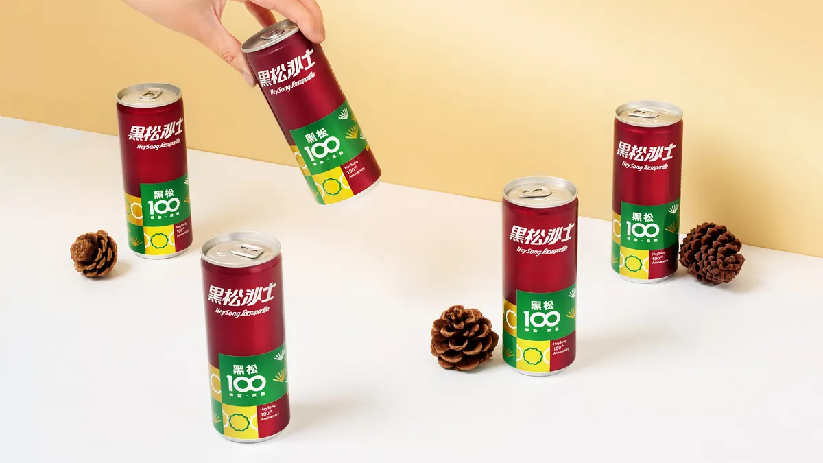 「黑松沙士-黑松100週年紀念罐」於各大通路熱賣中,期間限定包裝沙士愛好者千萬別錯過。 「黑松沙士-黑松100週年紀念罐」於各大通路熱賣中,期間限定包裝沙士愛好者千萬別錯過。