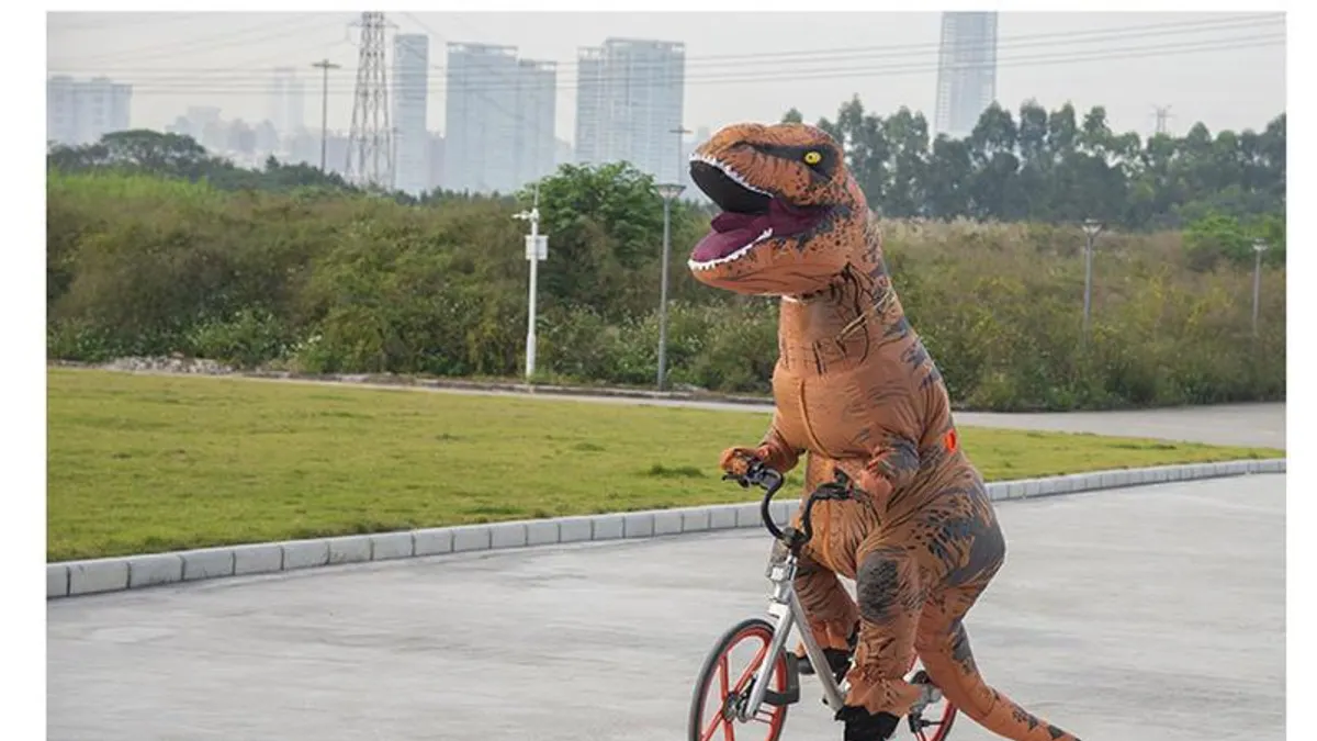 也有西班牙民眾穿暴龍裝上街,不過看起來好像確實防護效果滿好的樣子...。此為示意圖非實際情形。(圖/取自網路)