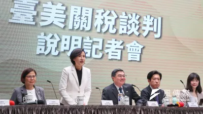 行政院長卓榮泰(中)、副院長鄭麗君(左二)、政委楊珍妮(左一)等人20日出席「台美關稅談判說明記者會」。(顏麟宇攝)